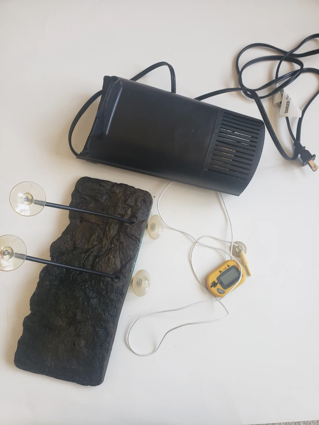 Aquarium/ Terrarium water filter, thermometer & basking platform