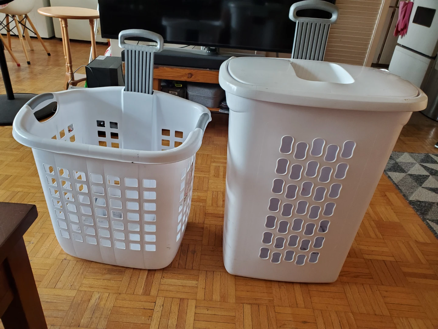 Laundry basket with Wheels