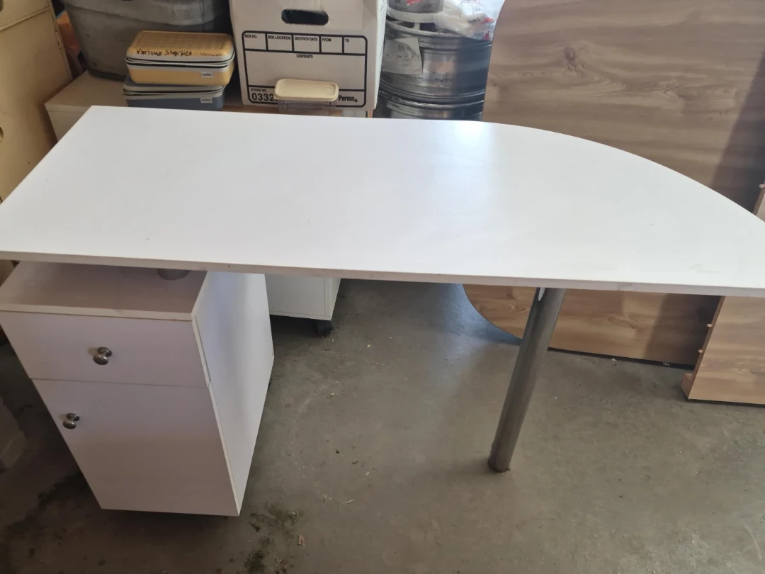 Manicure table