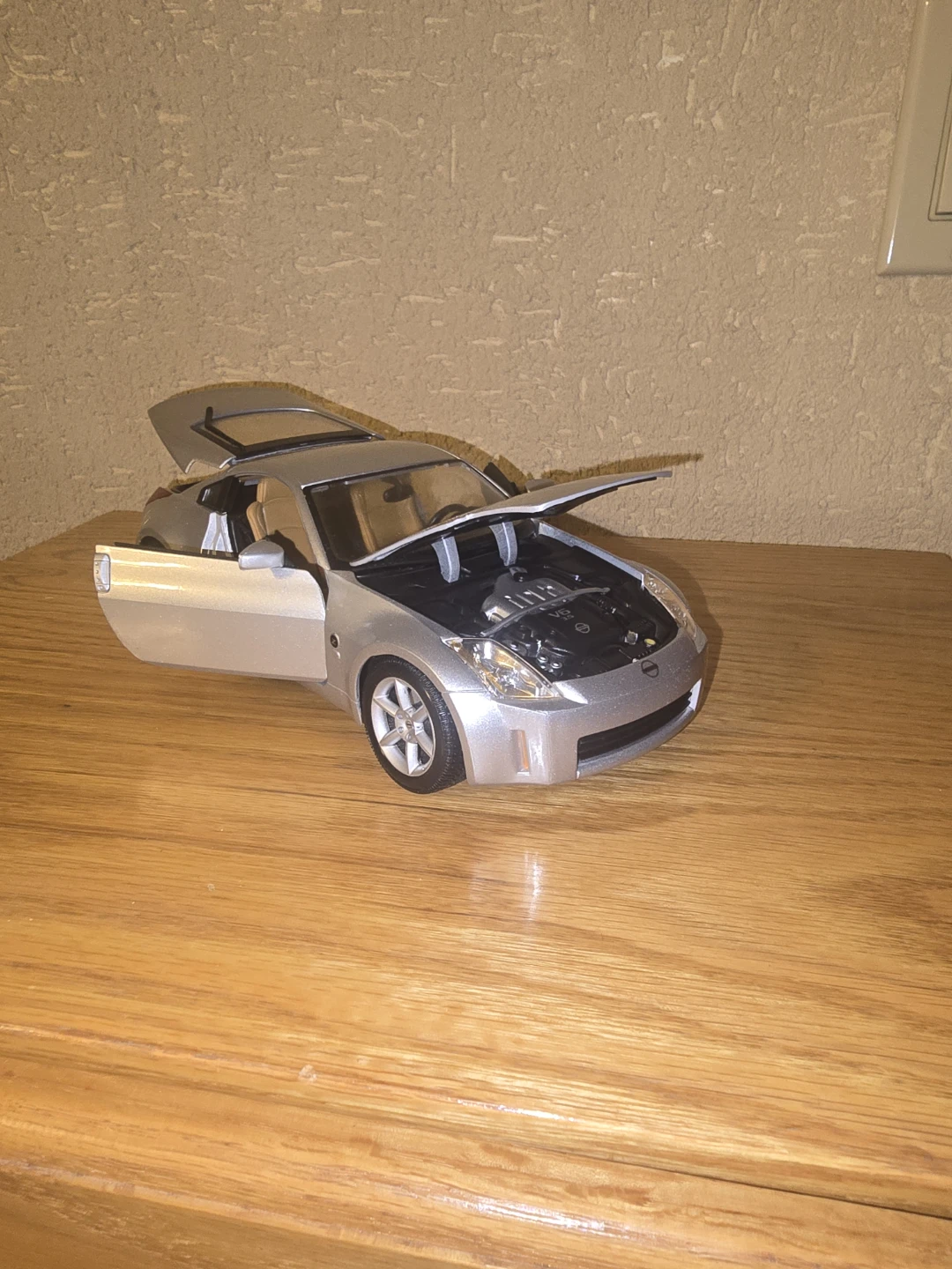 1:18 Silver Nissan 350Z Model Car - photo 2