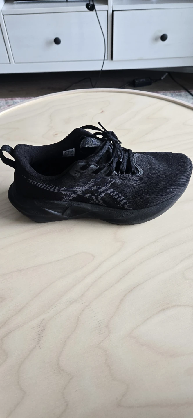 ASICS Black novablast 9.5 mens - photo 3