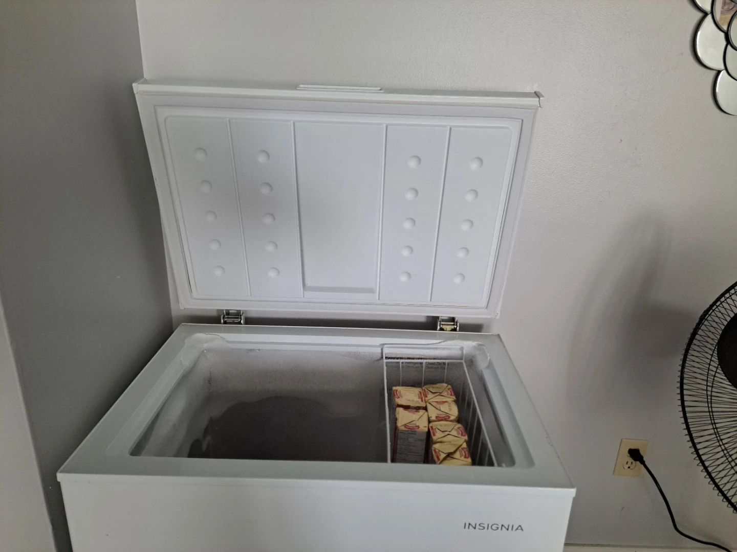 Insignia White Chest Freezer - photo 3