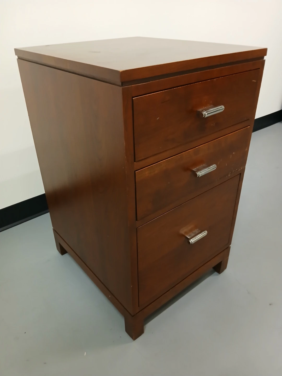 Wooden 3-Drawer nightstand