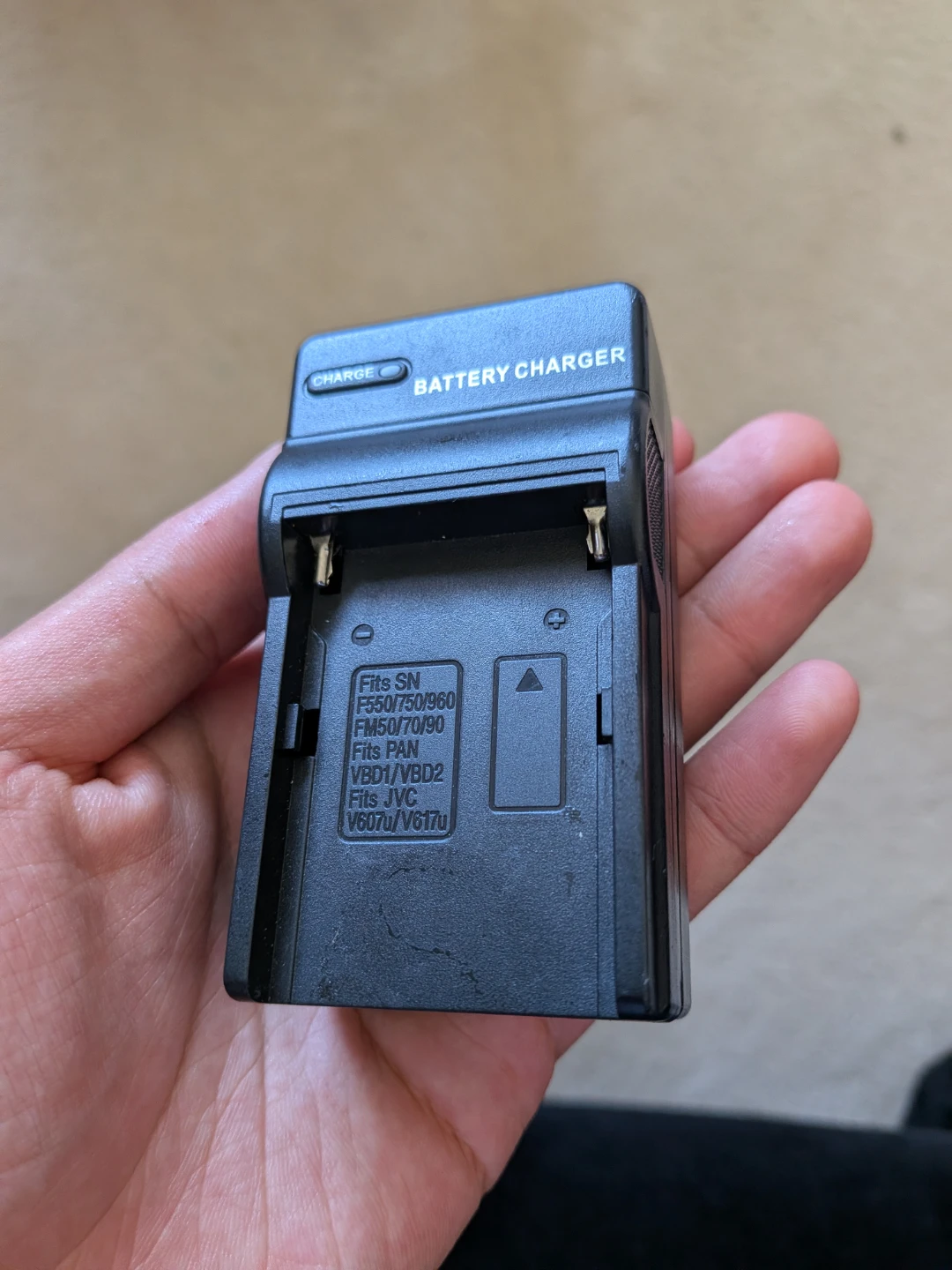 Universal battery charger - photo 3