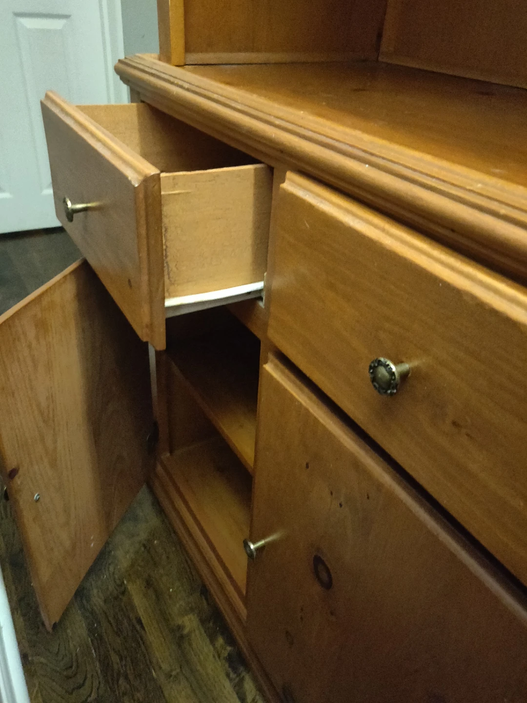 Sturdy, two-piece hutch - photo 2
