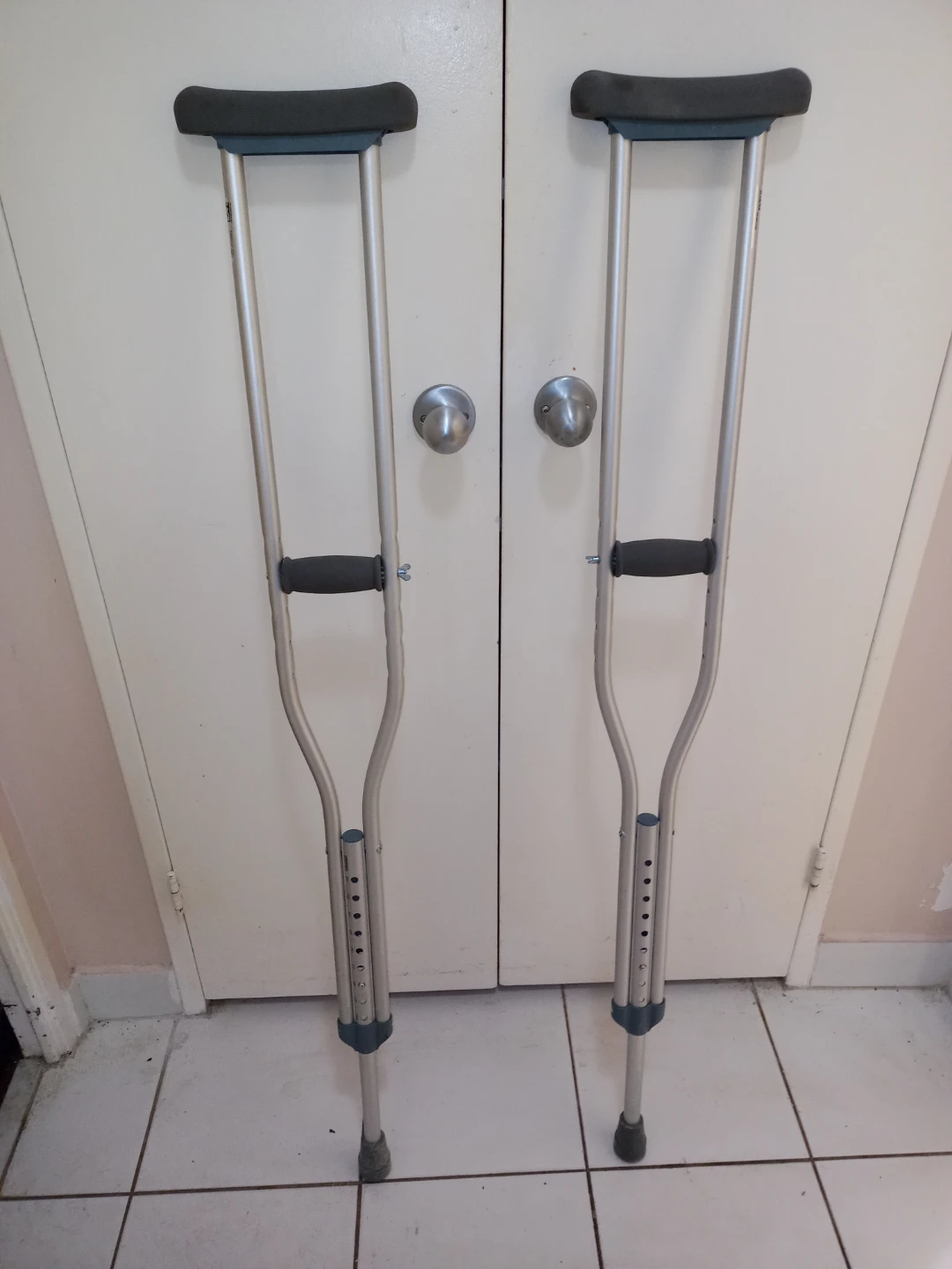 Crutches Aluminum Adjustable - Max 300lbs