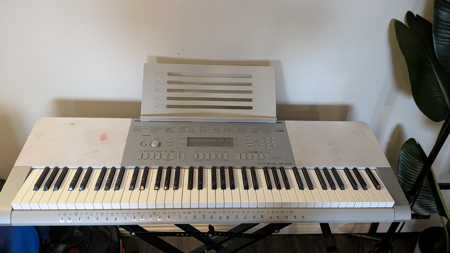 Casio WK-225 keyboard with stand – Good condition