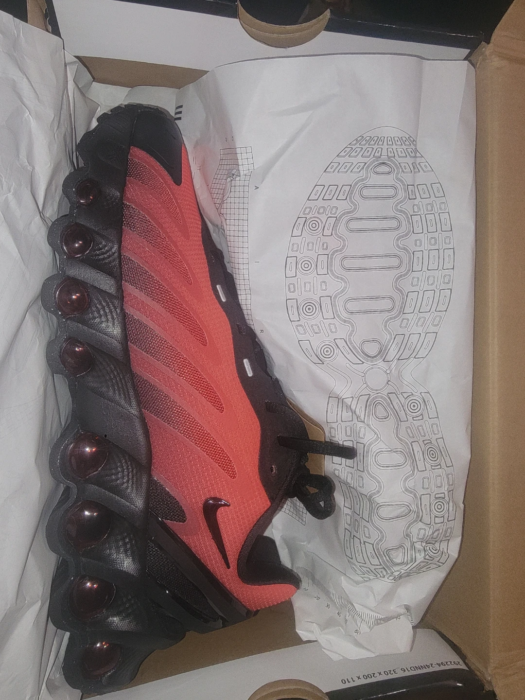 Nike Air Max Dn8 New In Box. (6Y) Black & Red