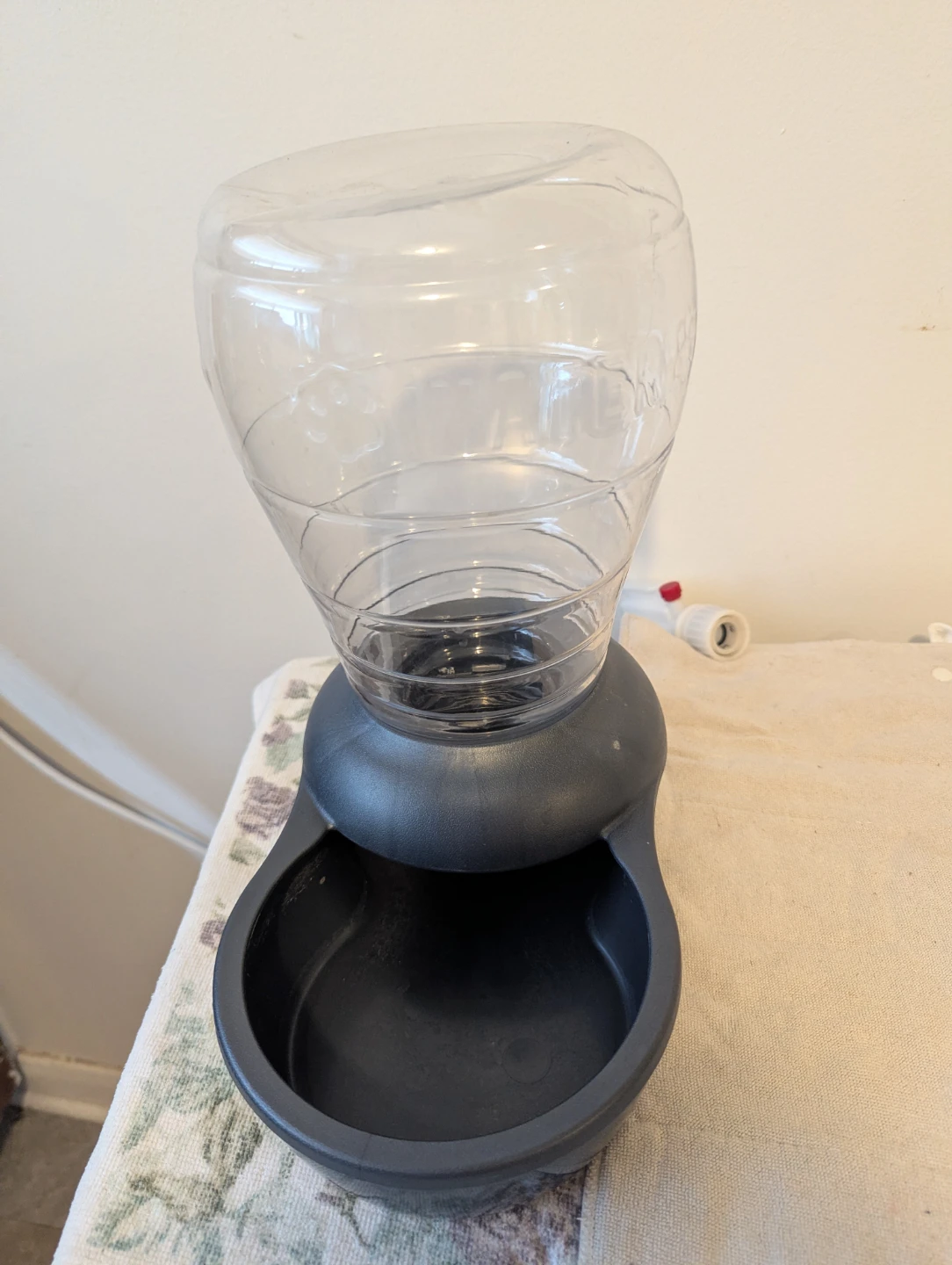 High capacity water dish