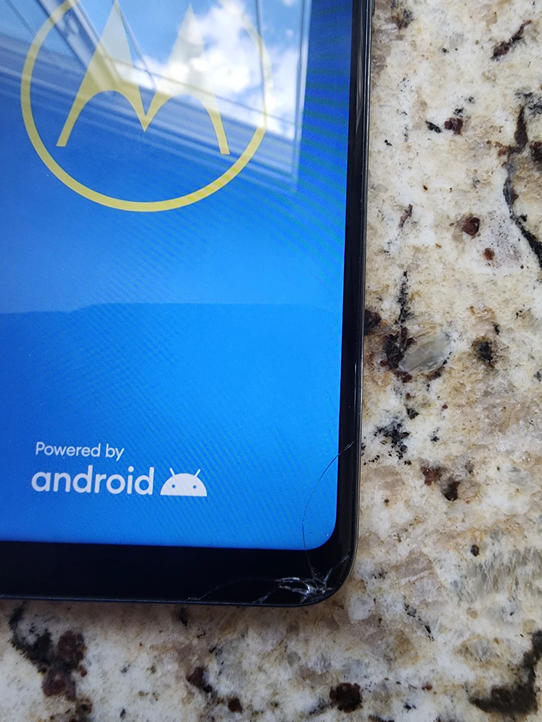 Motorola g fast small crack bottom right unlocked - photo 3