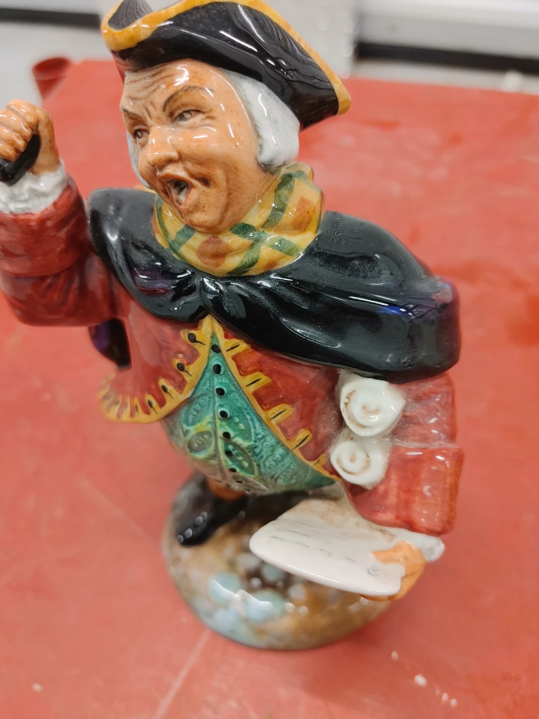 Royal Doulton "Town Crier" HN 2118 Figurine - photo 2