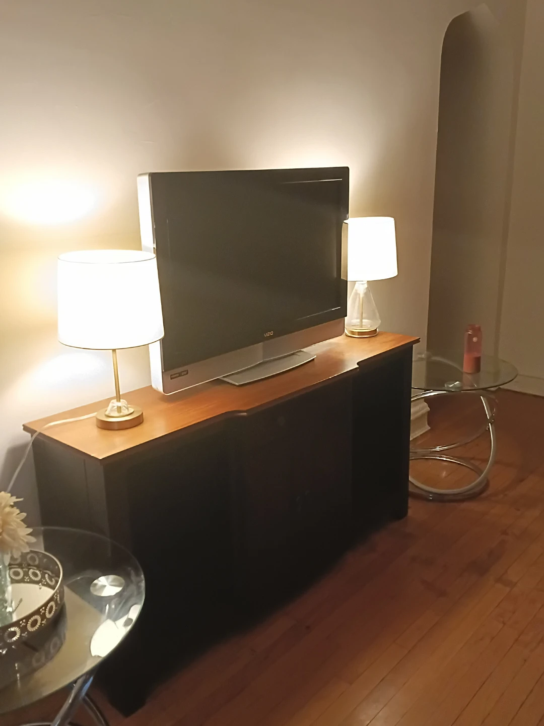 VIZIO Flat Screen TV with TWO Lamps and TV STAND - photo 2