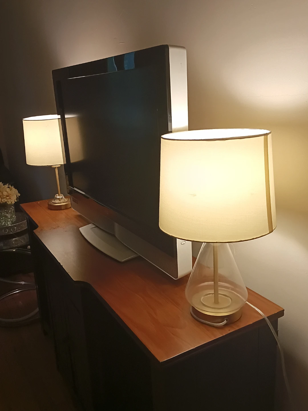 VIZIO Flat Screen TV with TWO Lamps and TV STAND - photo 3