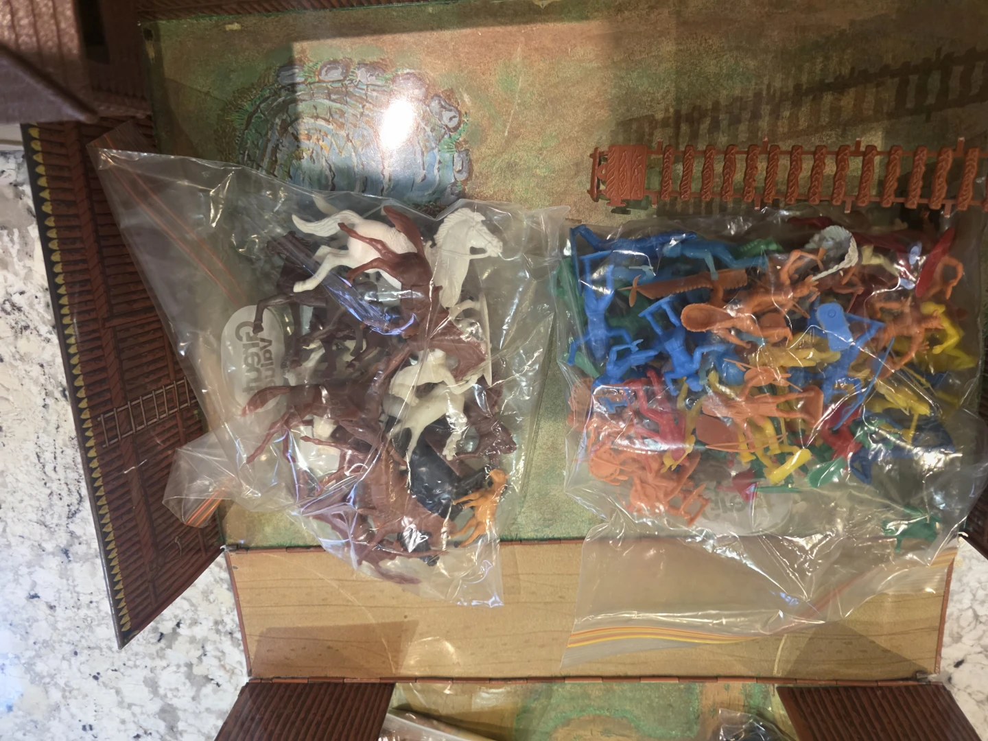 Vintage Louis Marx Fort Apache Carry-All Action Play Set #4685 - photo 3