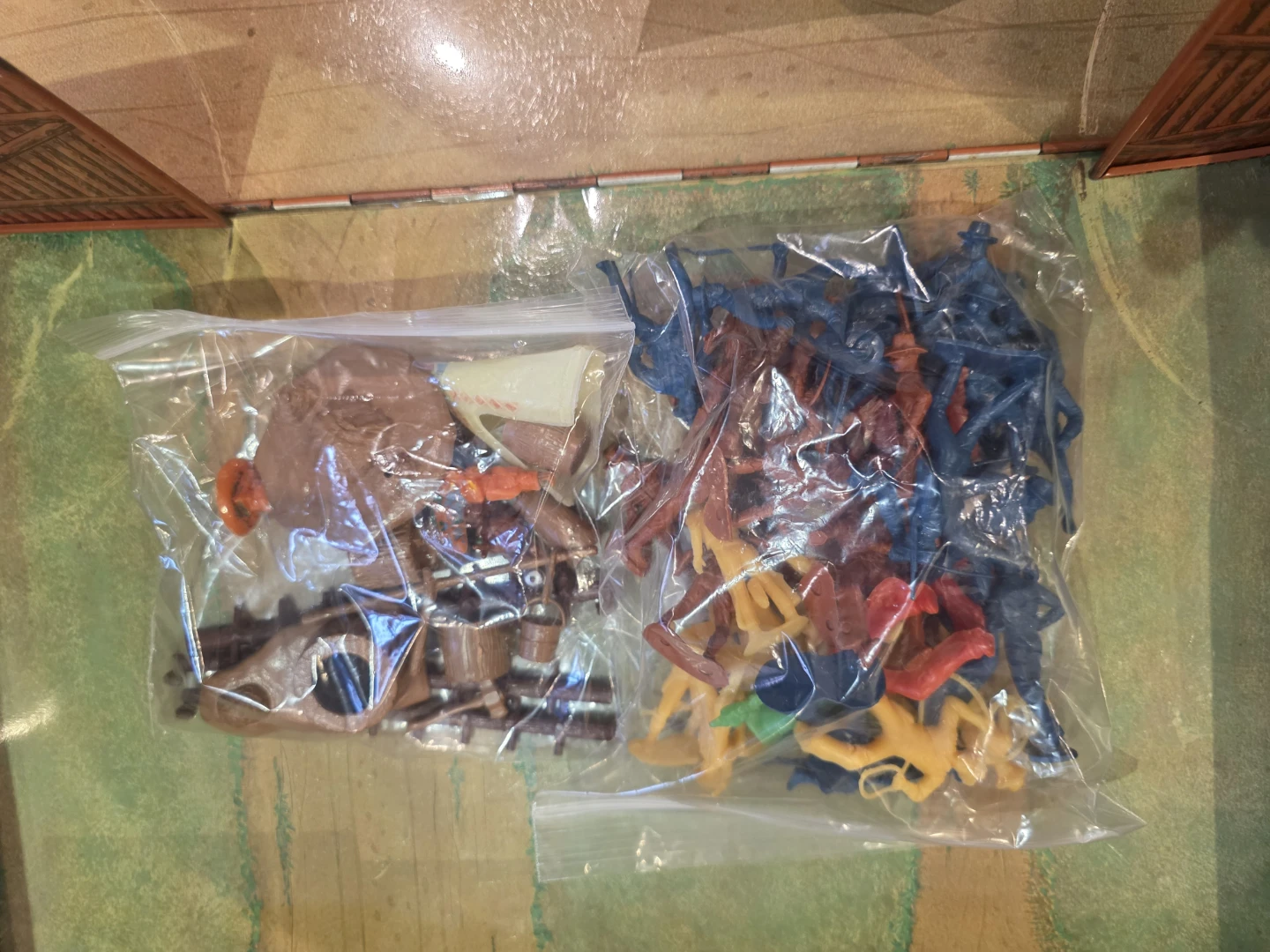 Vintage Louis Marx Fort Apache Carry-All Action Play Set #4685 - photo 4