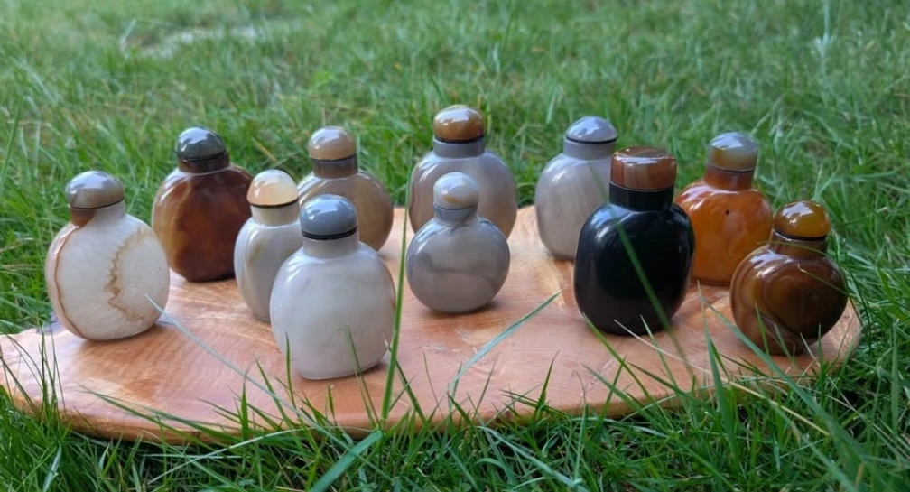 Hollowed Stone Snuff Bottles: Agate & Black Jade - photo 2
