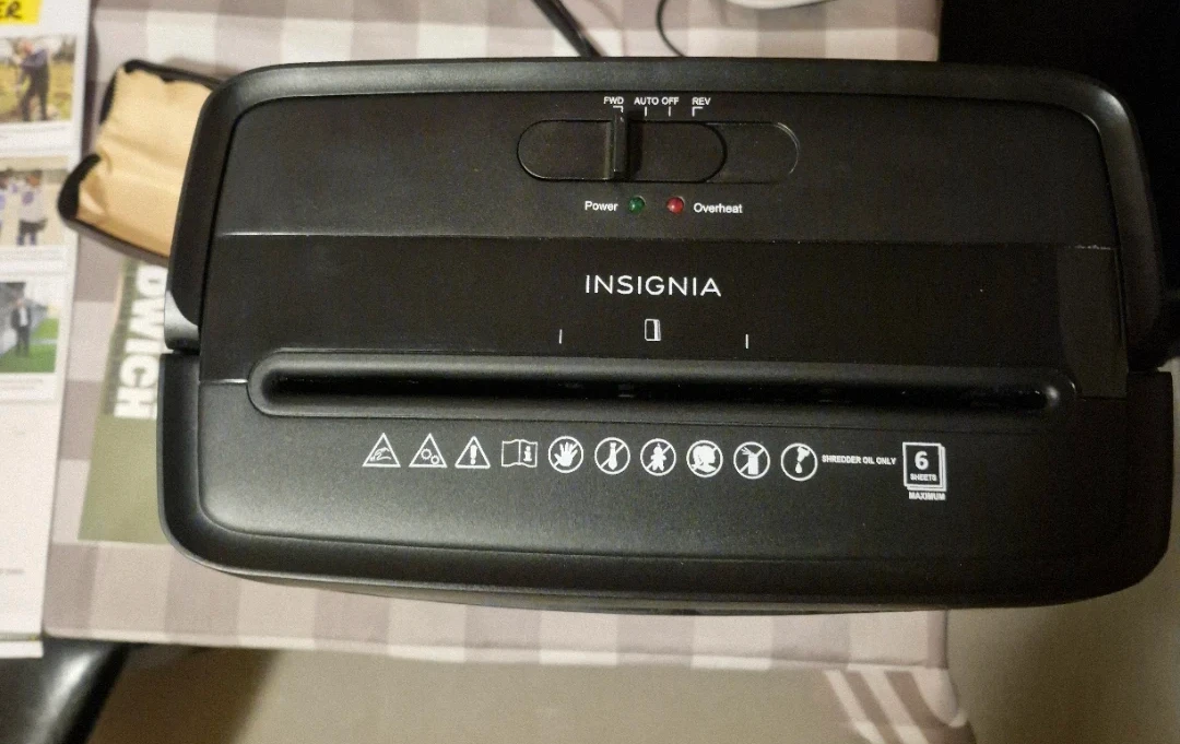 INSIGNIA PAPER SHREDDER