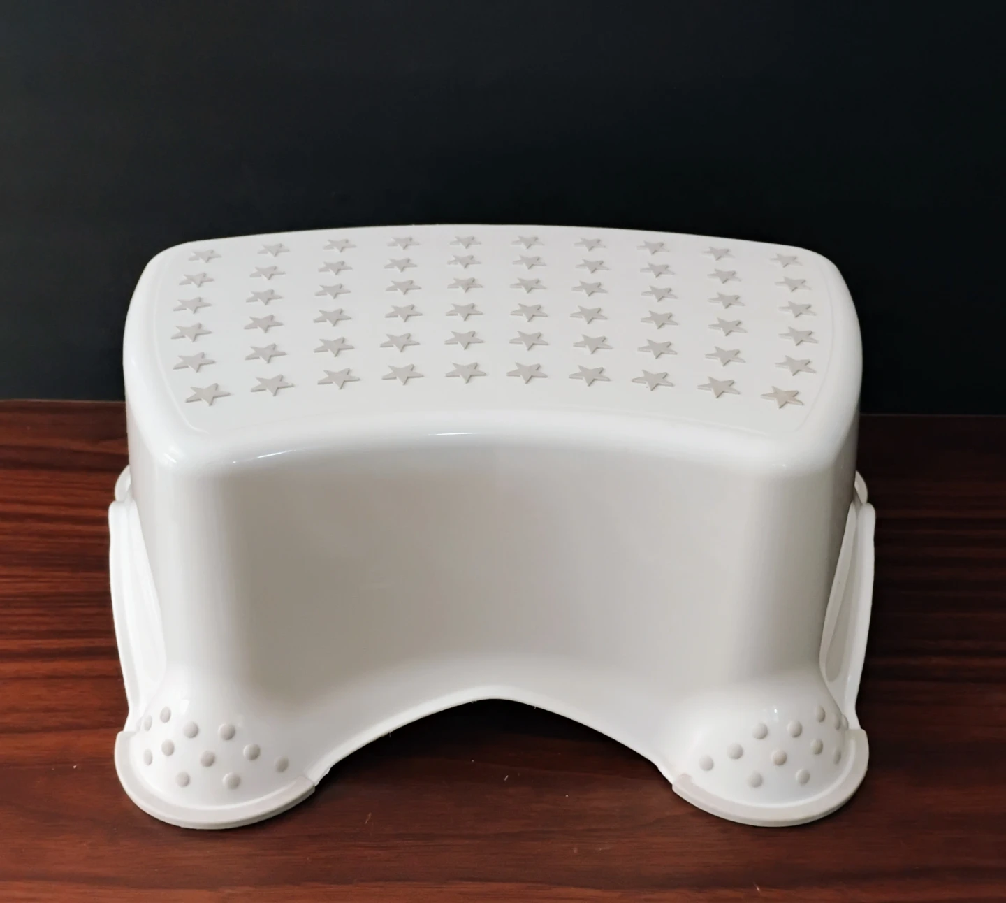 CHILD’S STEP STOOL WITH STAR DESIGN