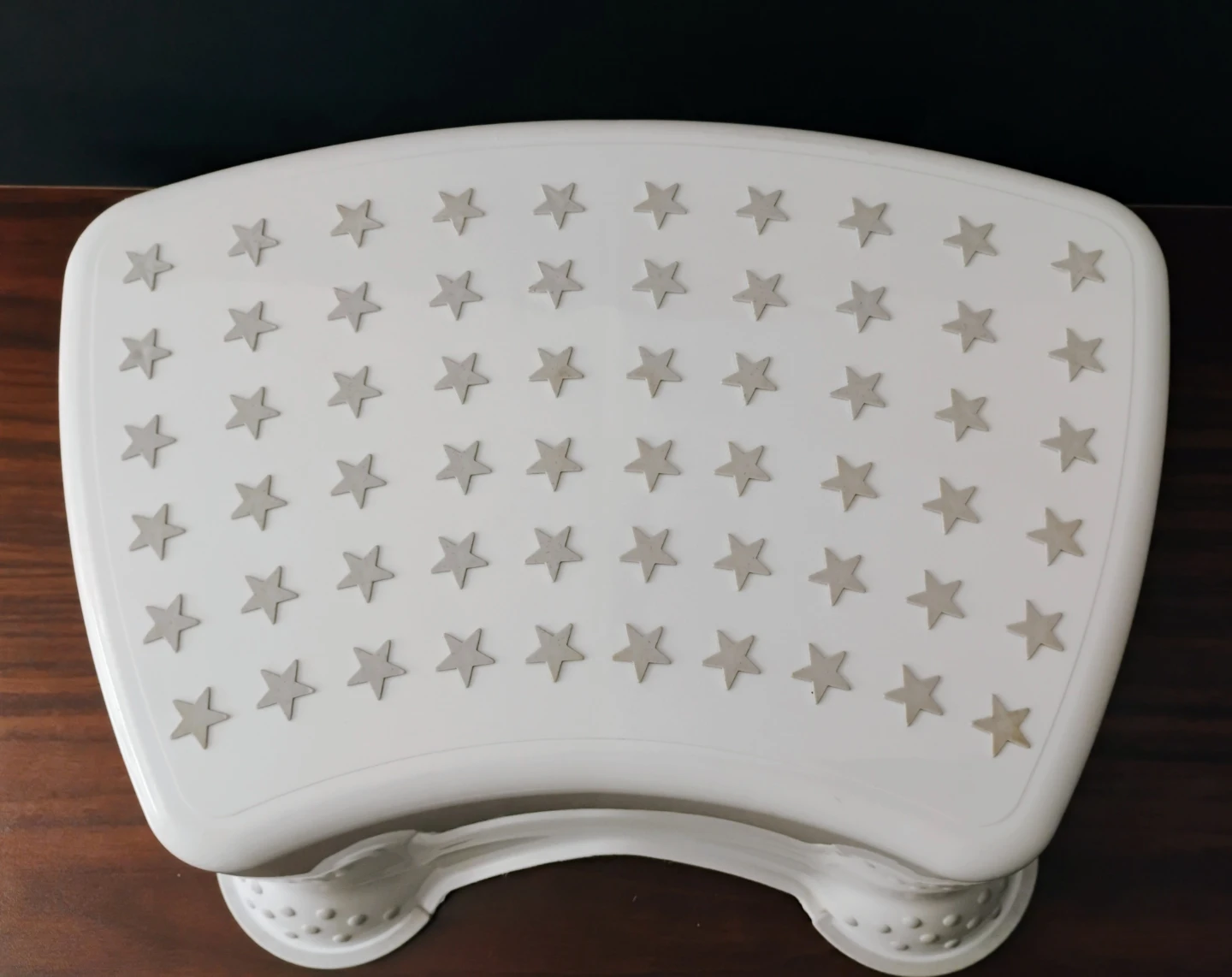 CHILD’S STEP STOOL WITH STAR DESIGN - photo 2