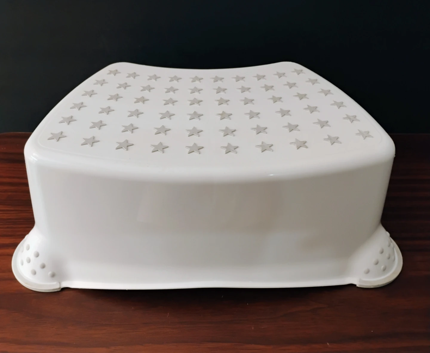 CHILD’S STEP STOOL WITH STAR DESIGN - photo 3