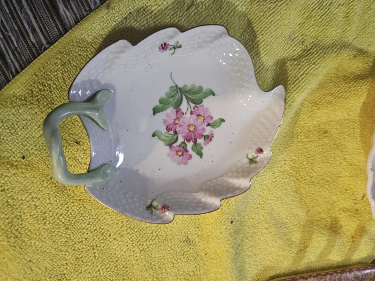 Hand-painted Porcelain Leaf Dish with Handle - photo 2