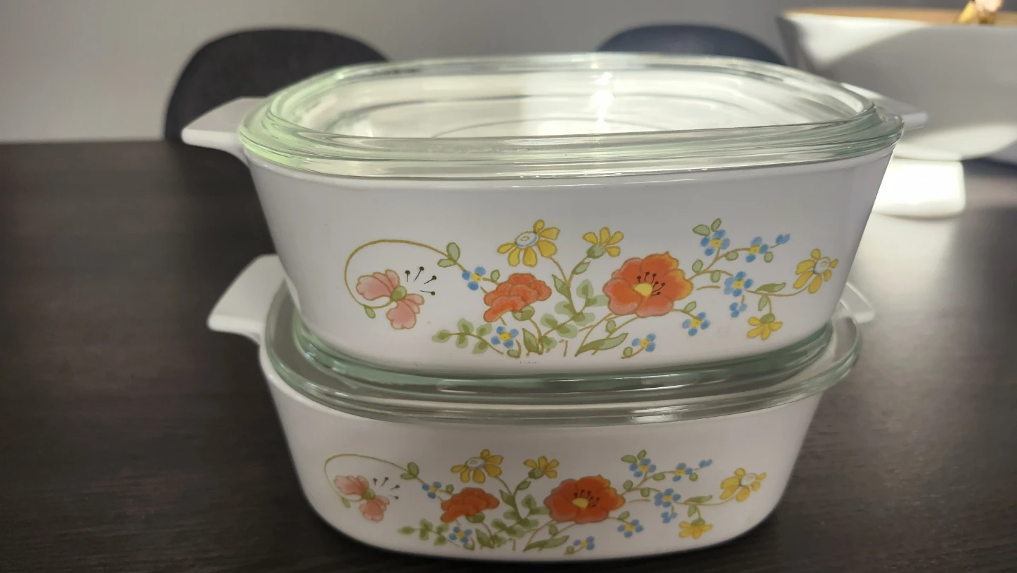 Two a²CorningWare Casserole Dishes with Lids