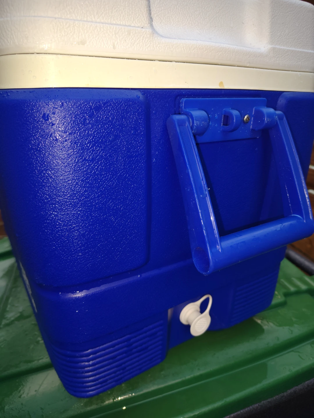IGLOO LEGEND 58 qt Carry Cooler with Extras - photo 2
