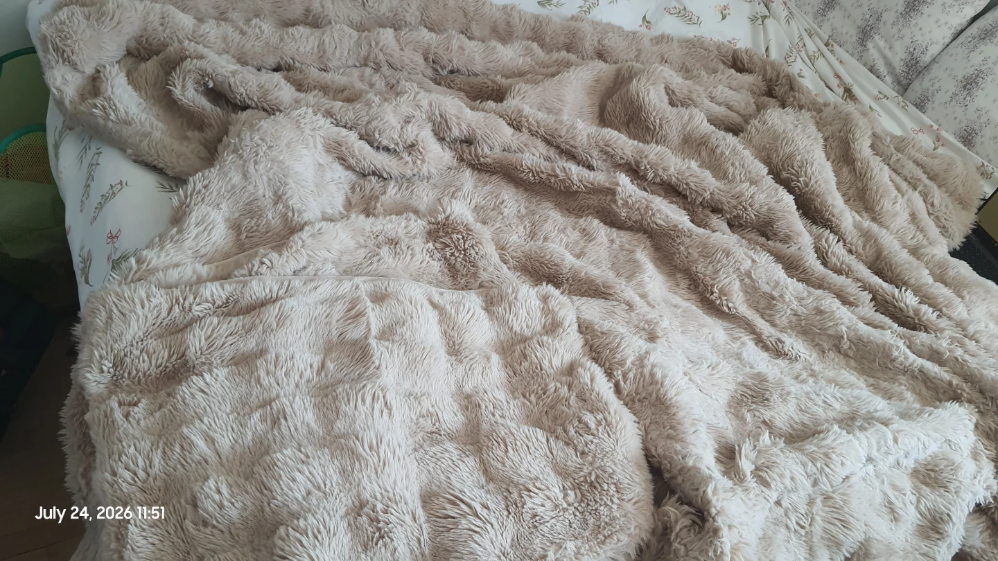 Queen Size Faux Fur Comforter + 2 pillow cases - photo 2