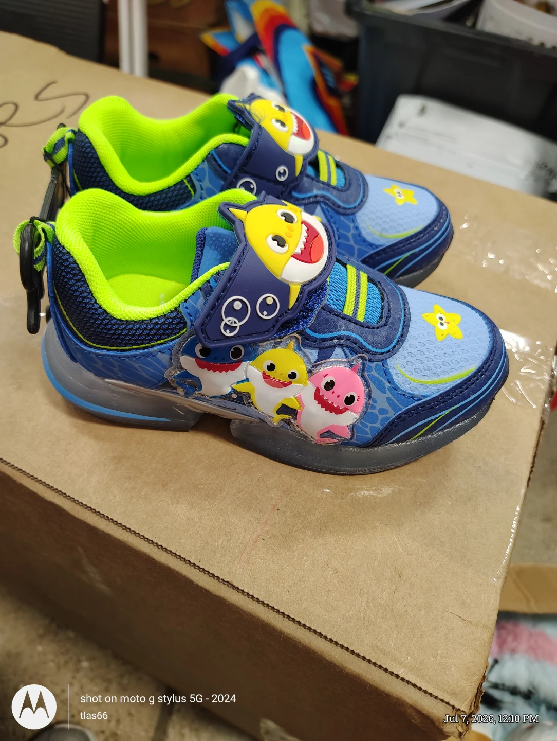 Boys Shark Shoes Size 9 - photo 2