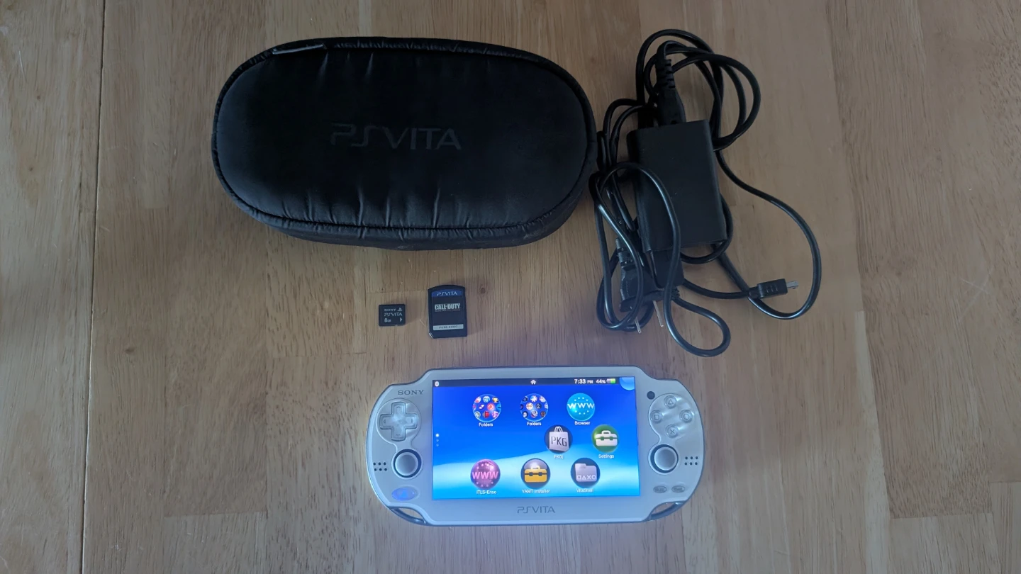 Modded White PlayStation Vita PCH-1001