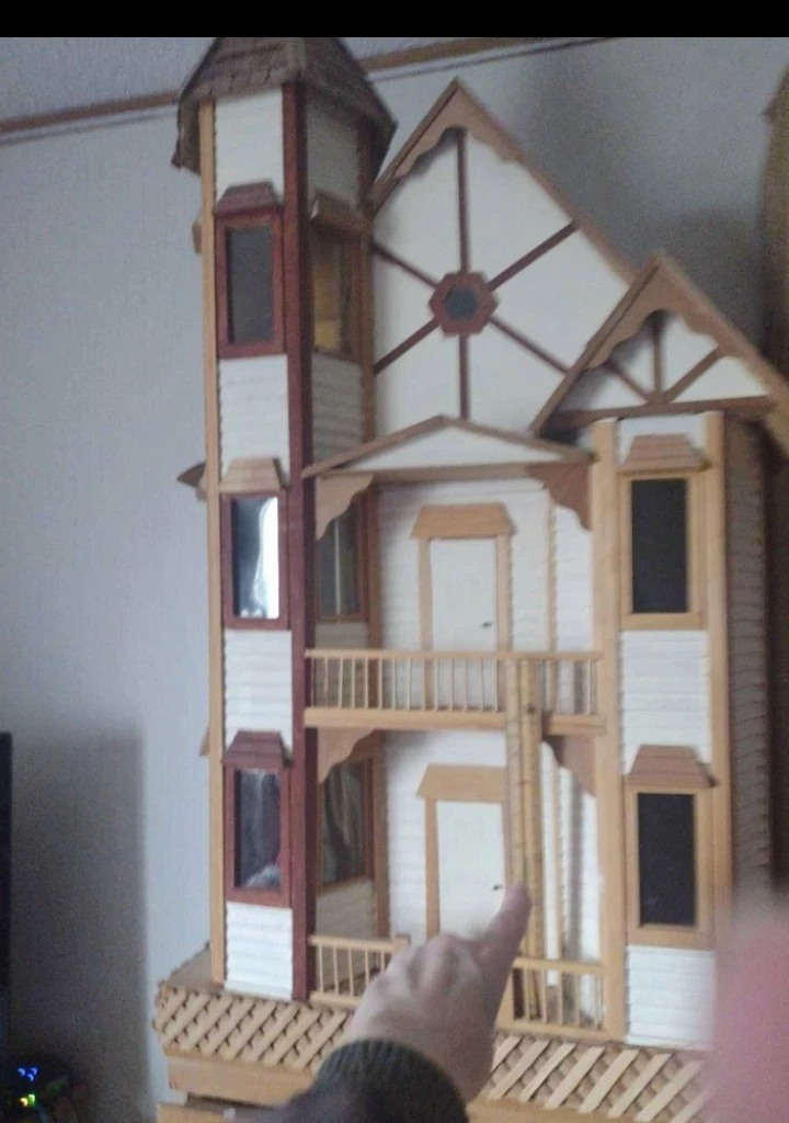 Med. Size Dollhouses & Accessories