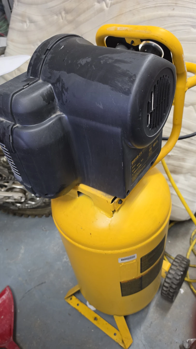 Dewault 15 gallon air compressor - photo 3