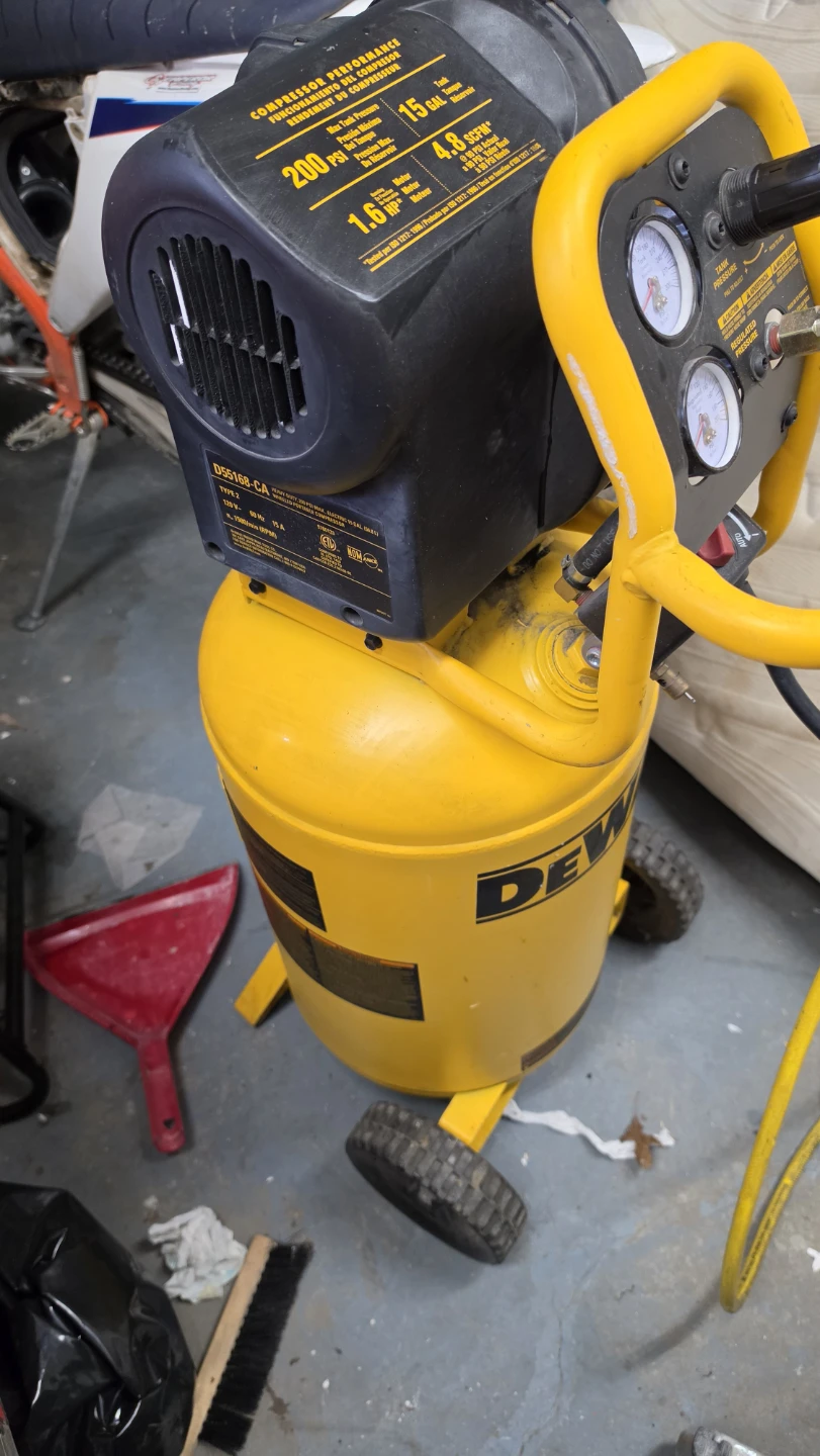 Dewault 15 gallon air compressor - photo 4