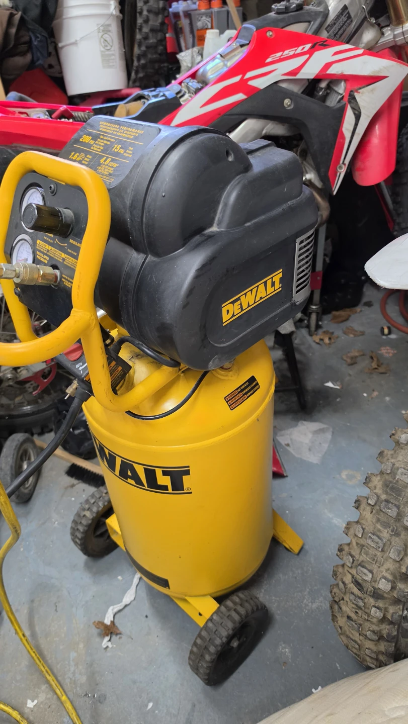 Dewault 15 gallon air compressor - photo 5