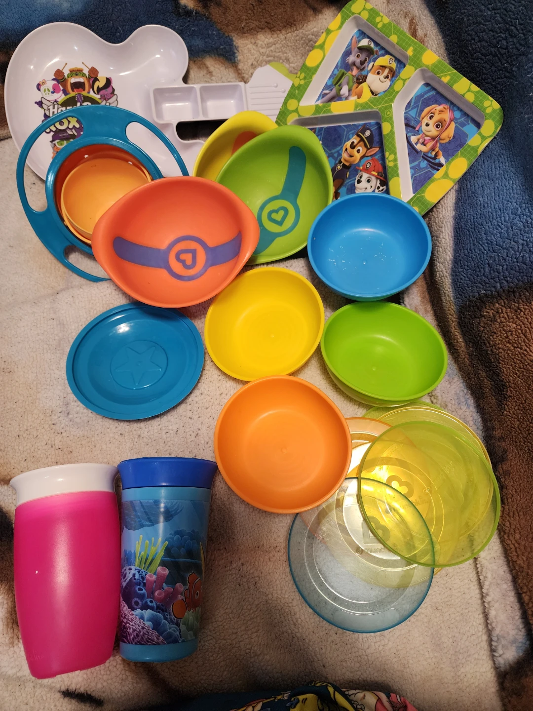 Baby/Toddler bowls with lids and 2 sipping cups