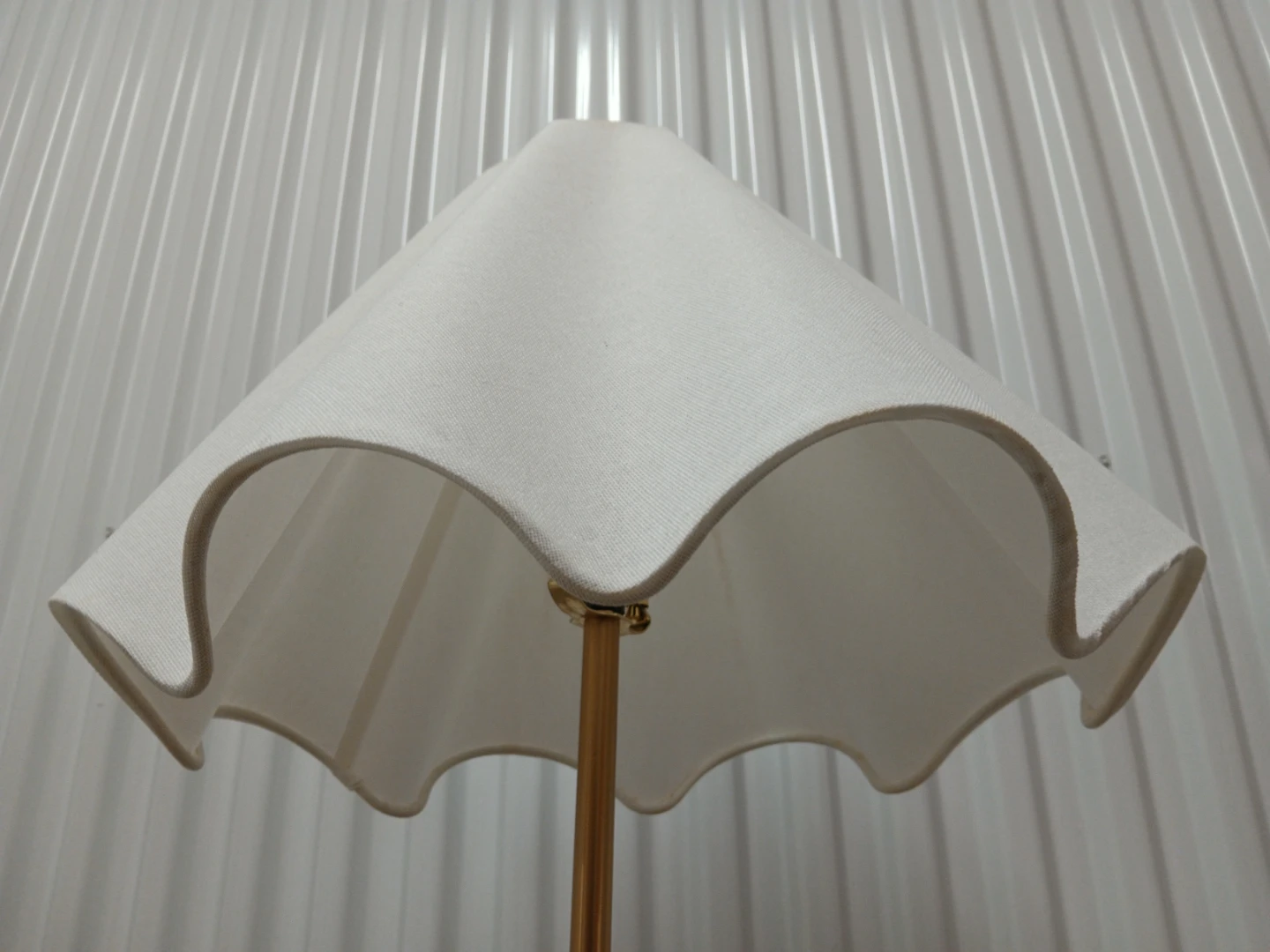 White Scalloped Shade Floor Lamp 5ft - photo 2