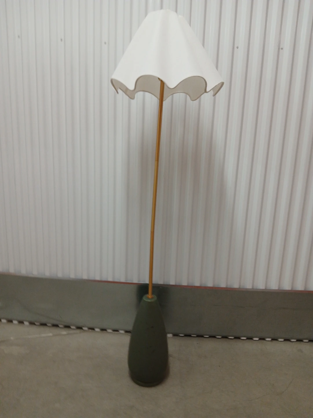 White Scalloped Shade Floor Lamp 5ft - photo 4