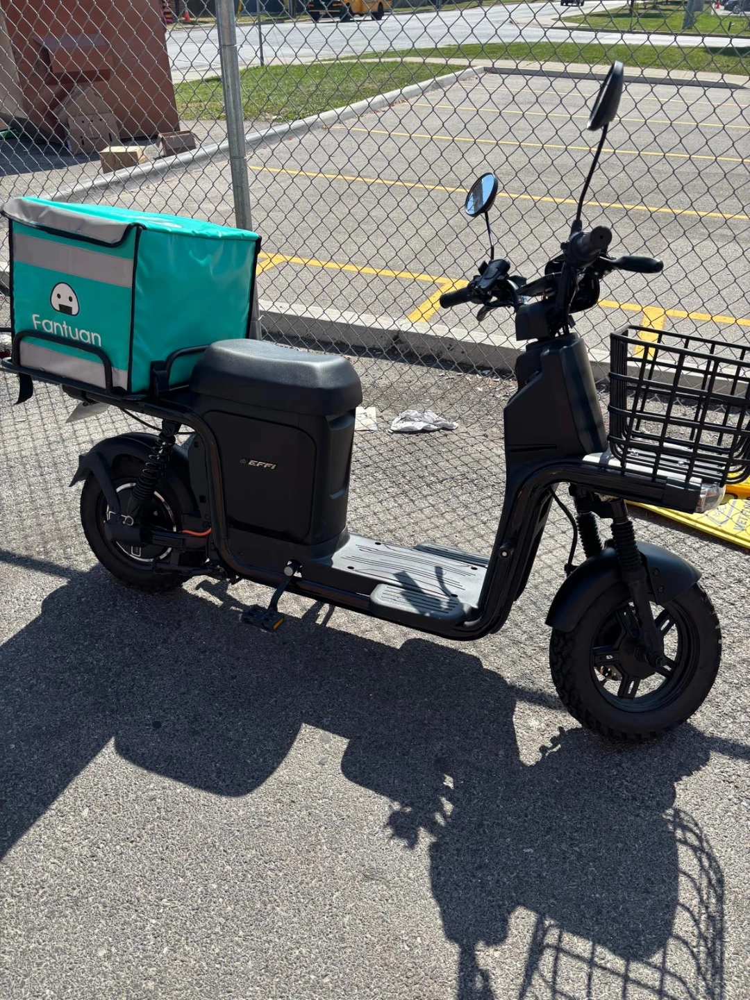 Black Electric Scooter with Fuantuan Delivery Box