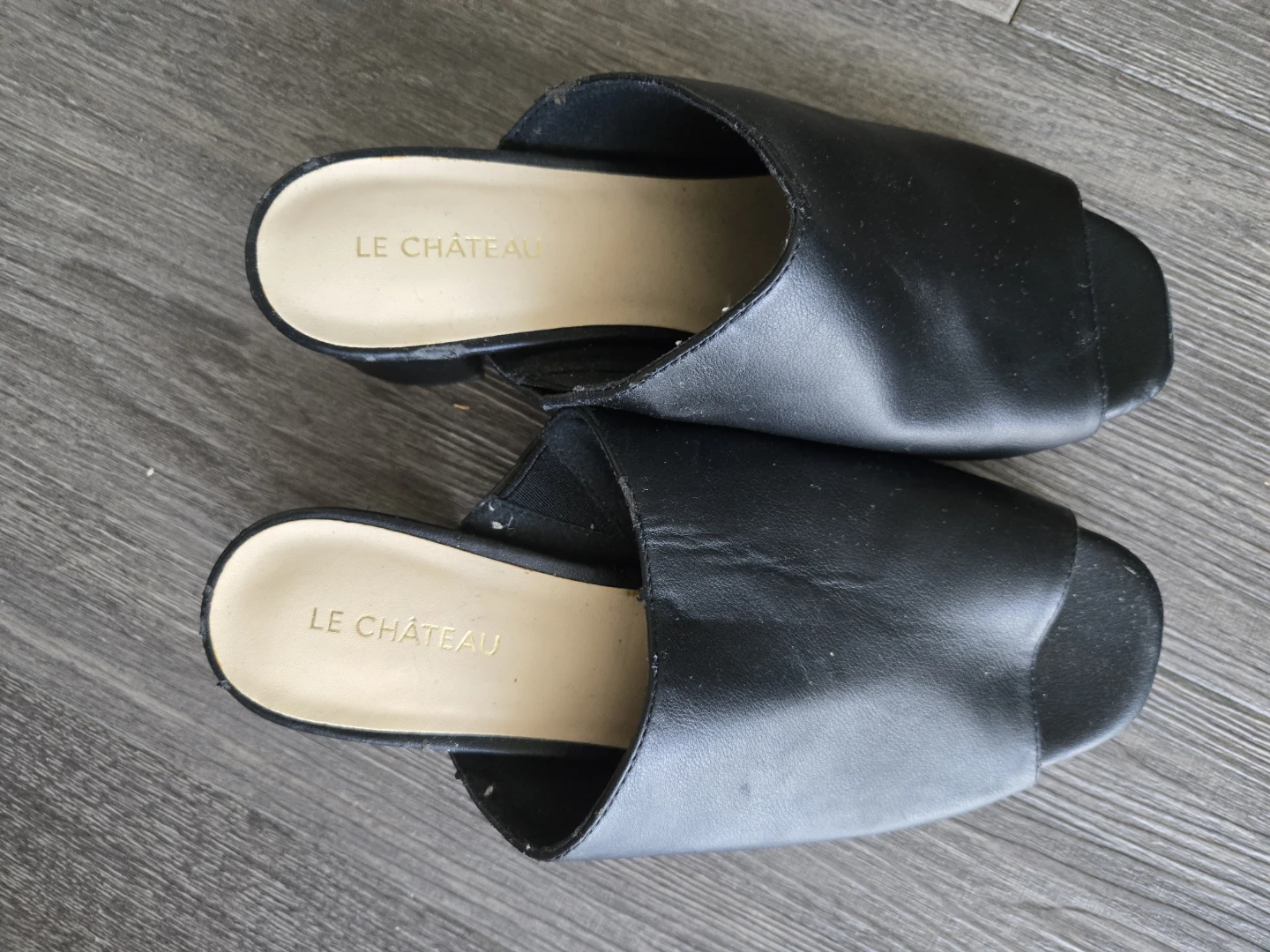 LE CHÂTEAU Black Leather Mules
