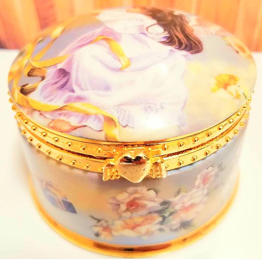 👼Ardleigh Elliott Friday's Child Porcelain Music Box👼 - photo 3