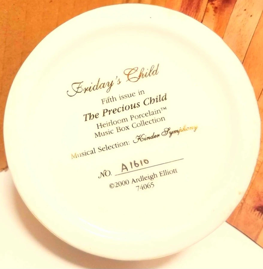 👼Ardleigh Elliott Friday's Child Porcelain Music Box👼 - photo 4