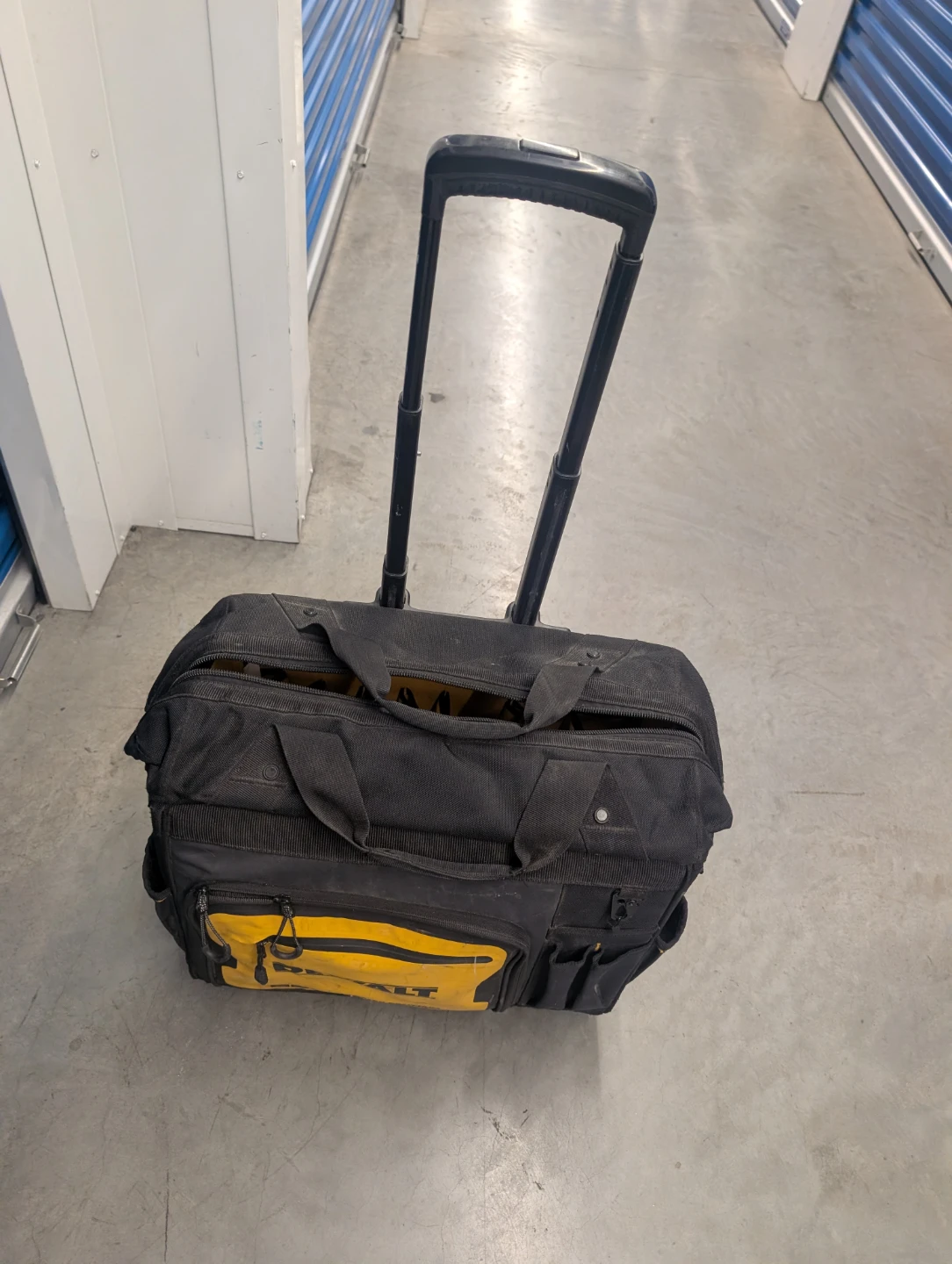 DeWalt Rolling Tool Bag - photo 3