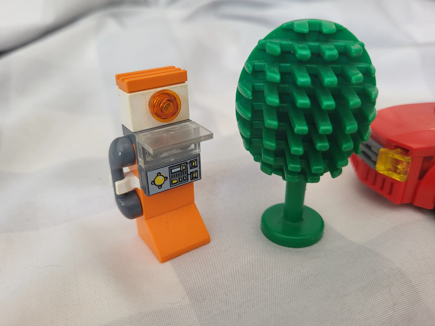 LEGO City Sports Car with Figure, Phone booth and tree - photo 3