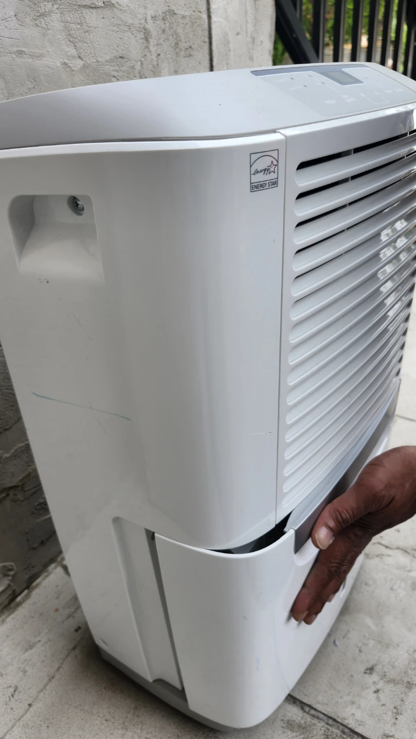 Frigidaire Dehumidifier - photo 4