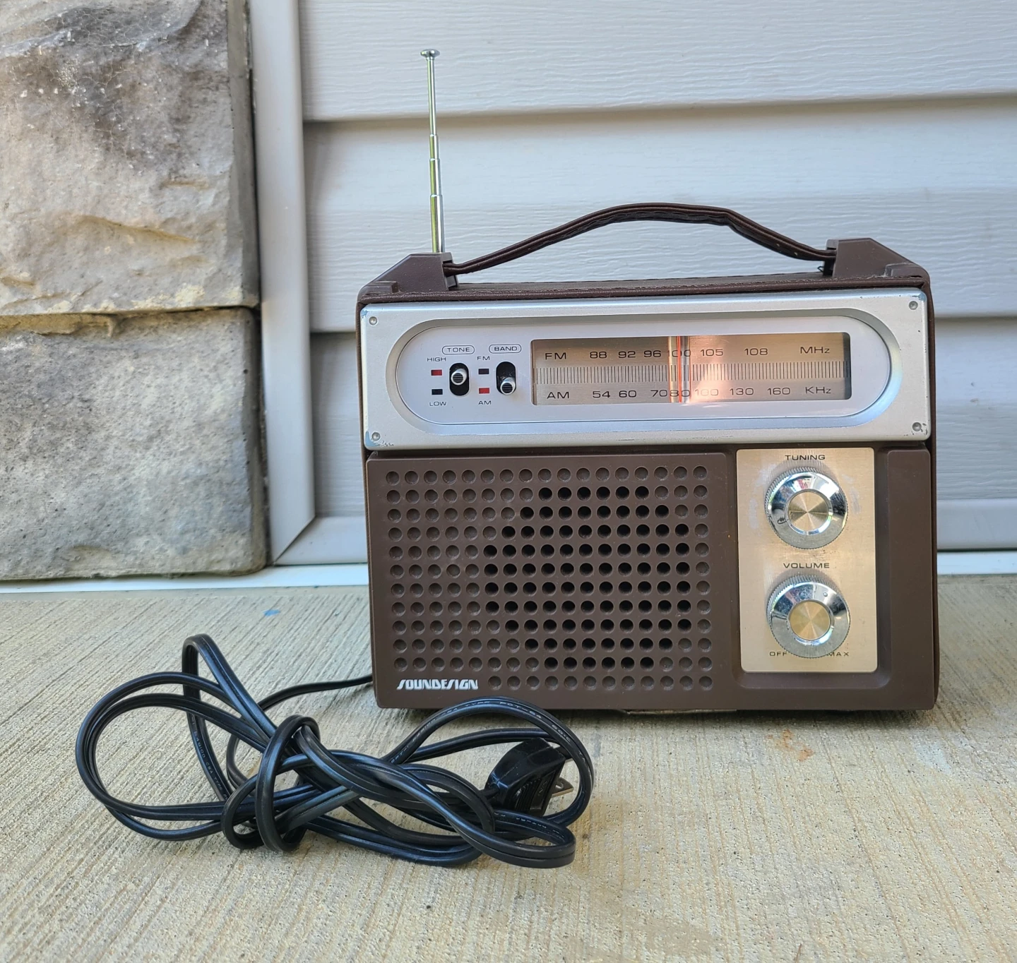 Soundesign 2256B Portable Radio