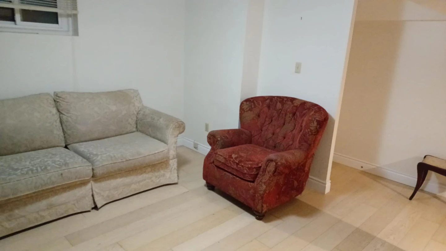 Alderwood Lower 1 Bedroom Apartment - photo 5