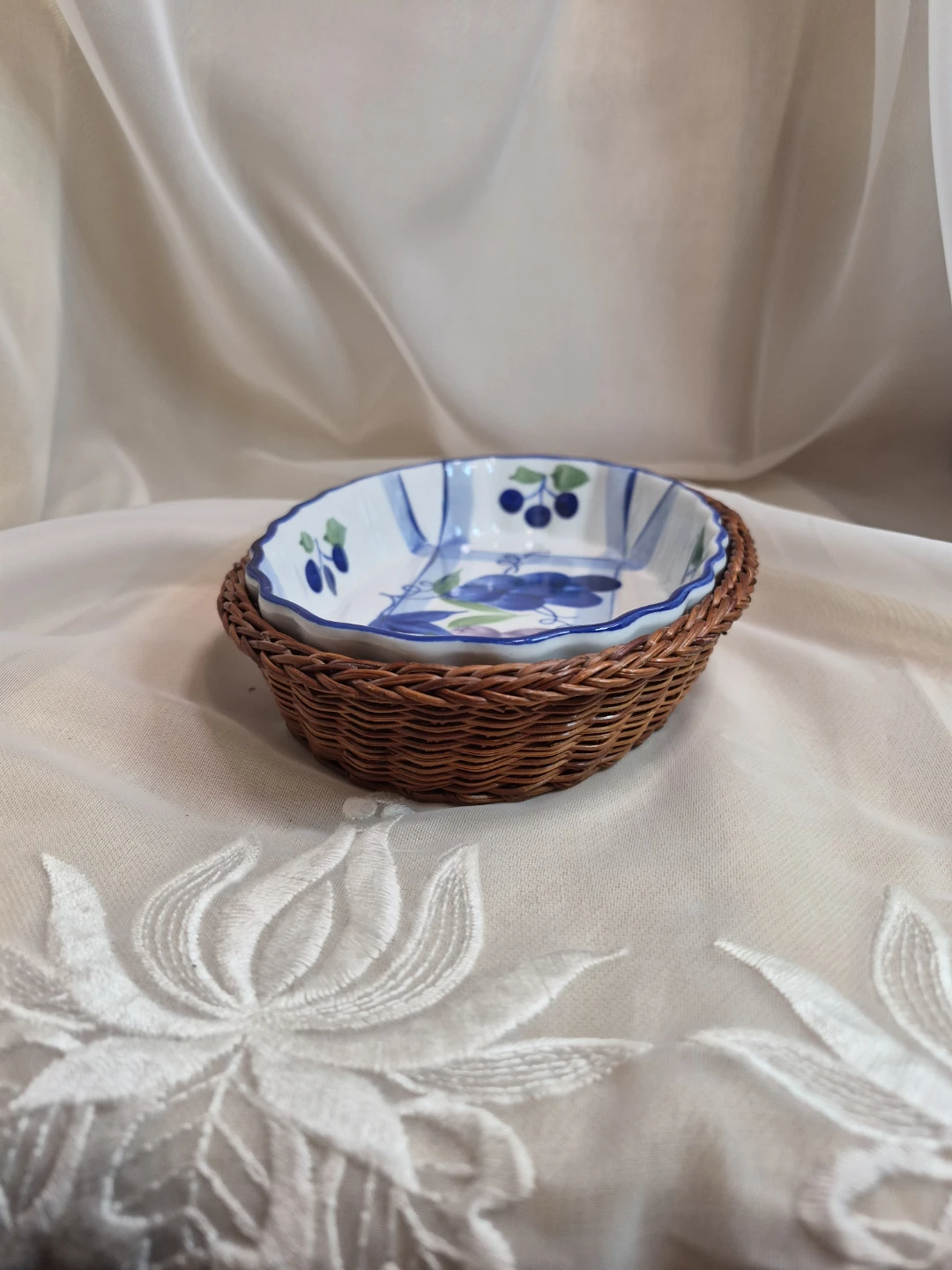 8 1/2" x 5 1/2" x 1 1/2" Vintage Hand Painted Ceramic Serving.. - photo 4