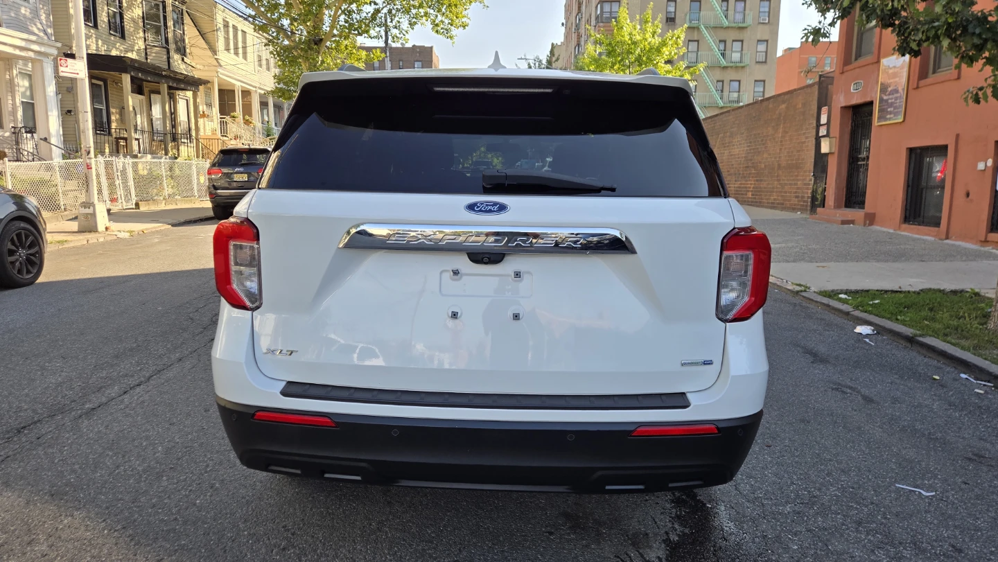 2020 White Ford Explorer XLT - photo 4