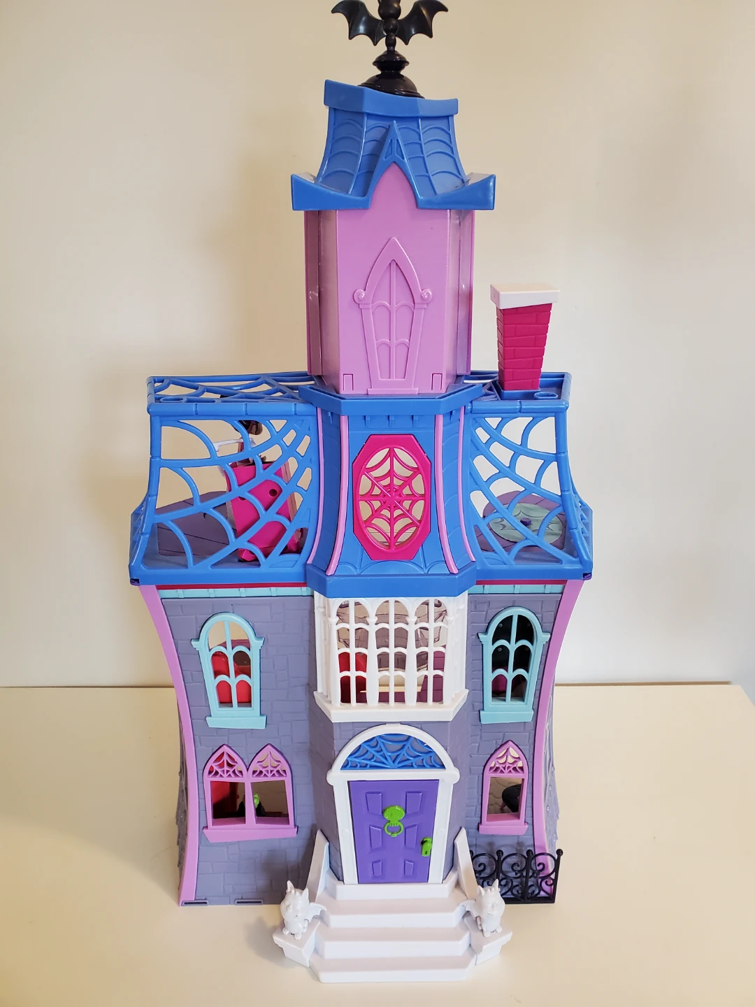 Disney Jr. Vampirina Scare B&B Doll Play House Mansion