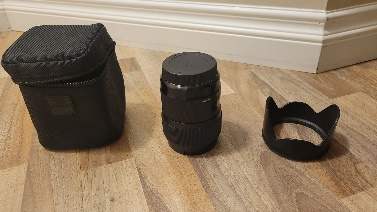 Sigma 35mm Art Lens with Case and Hood